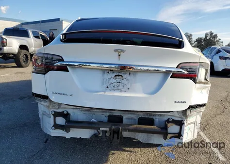 2019 Tesla Model X z USA, uszkodzony, nr VIN 5YJXCDE22KF155953